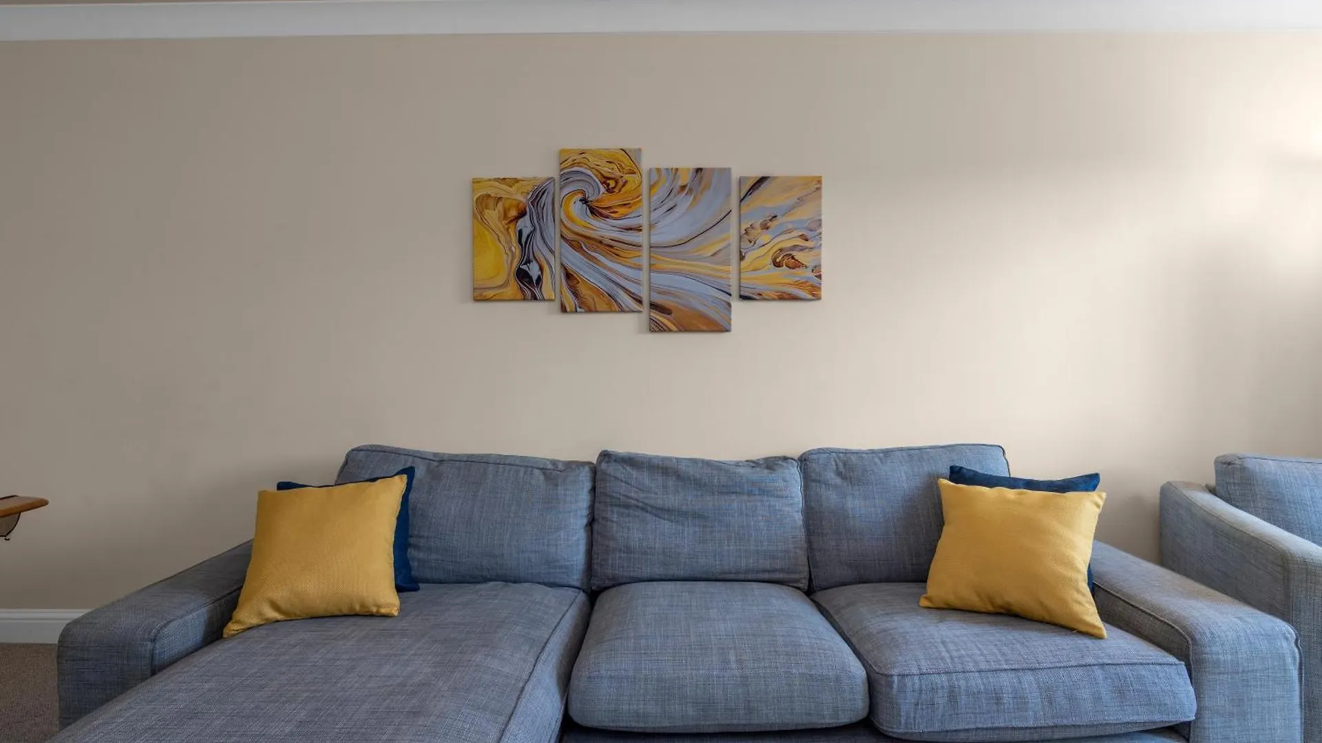 2 Bedroom Apartment In Central Edinburgh With Free Parking