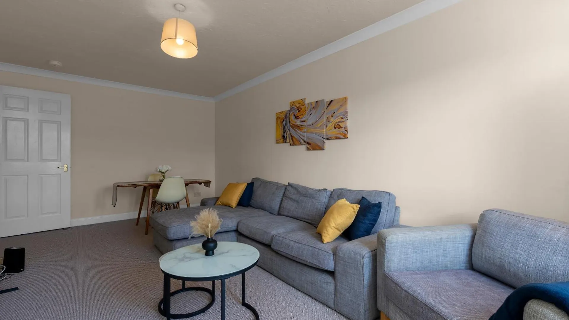 2 Bedroom Apartment In Central Edinburgh With Free Parking