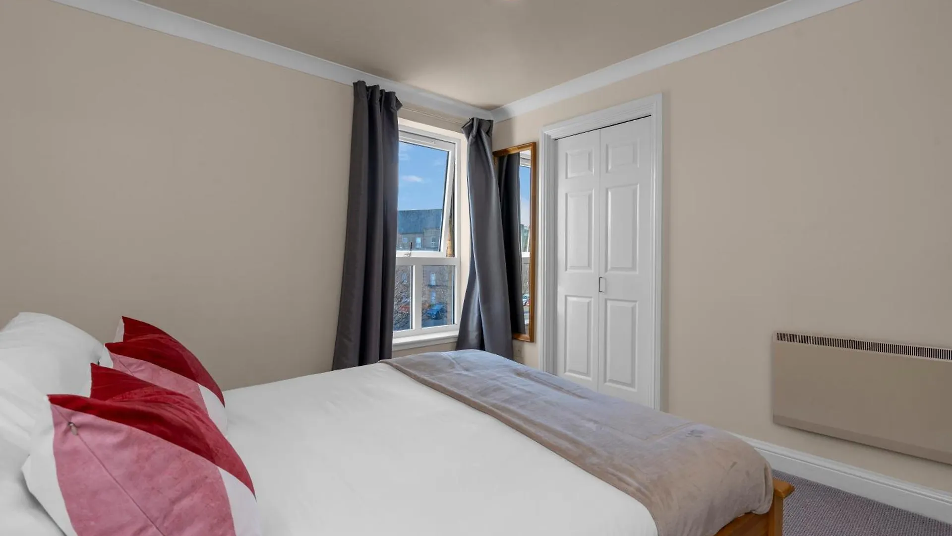 2 Bedroom Apartment In Central Edinburgh With Free Parking