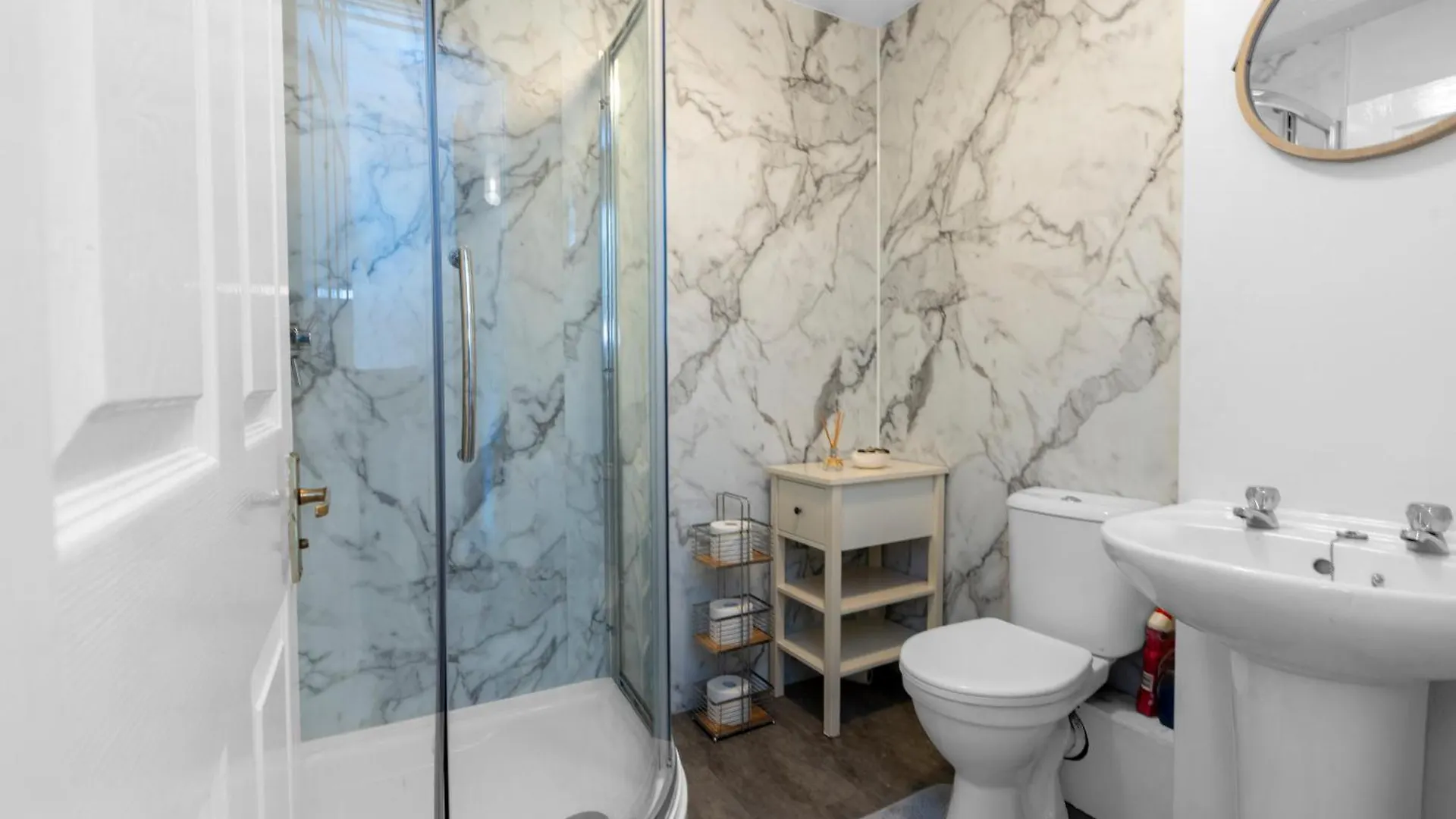 2 Bedroom Apartment In Central Edinburgh With Free Parking