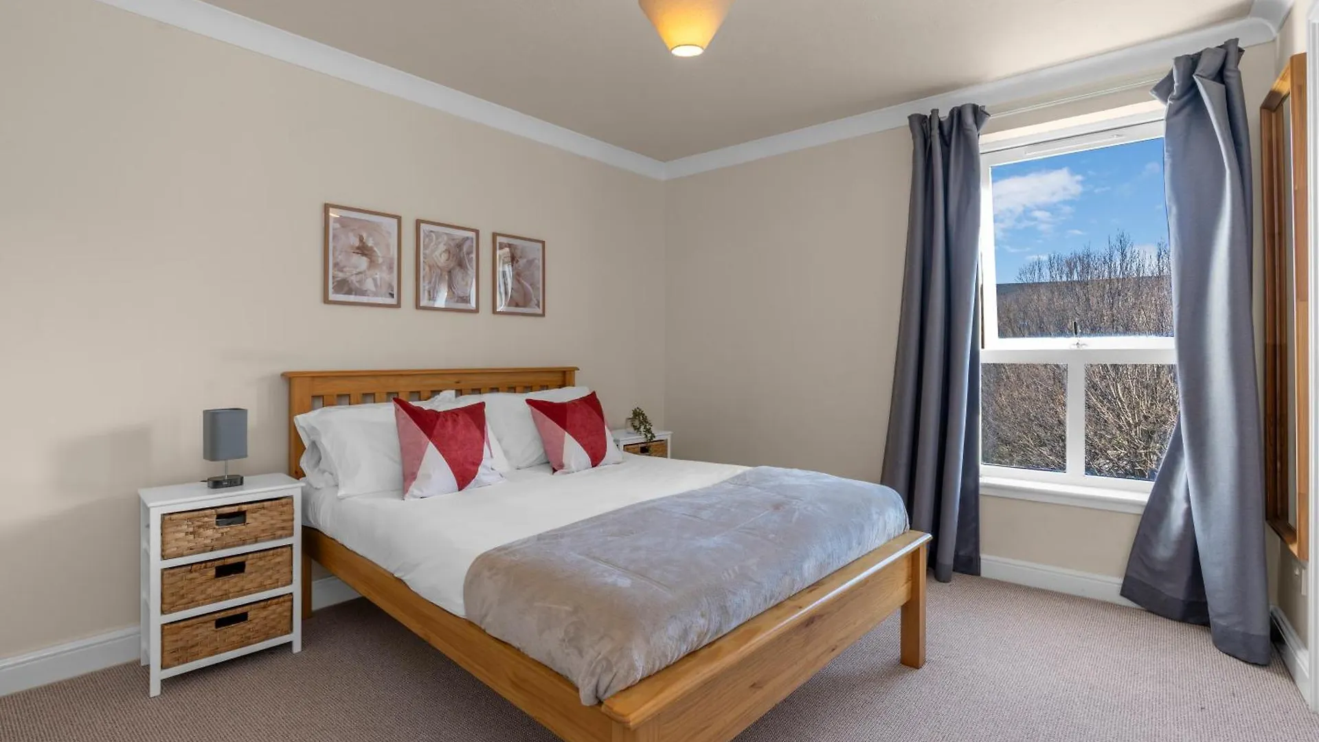 2 Bedroom Apartment In Central Edinburgh With Free Parking