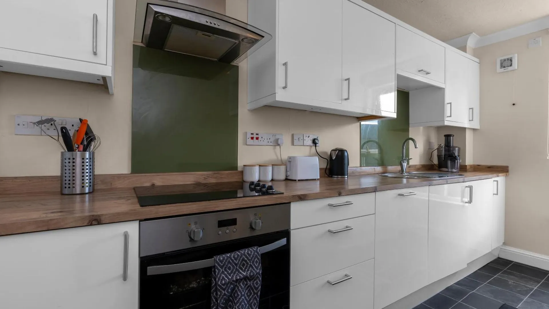 2 Bedroom Apartment In Central Edinburgh With Free Parking